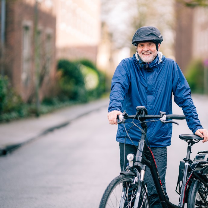 Stefan Rütsch steht mit seinem Fahrrad auf der Straße. (vergrößerte Bildansicht wird geöffnet)