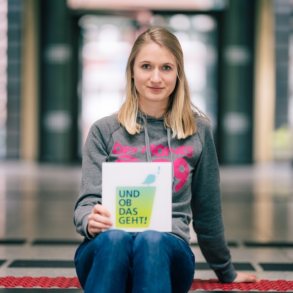 Diana Uphaus hält die Wort-Bildmarke "Und ob das geht" in der Hand.