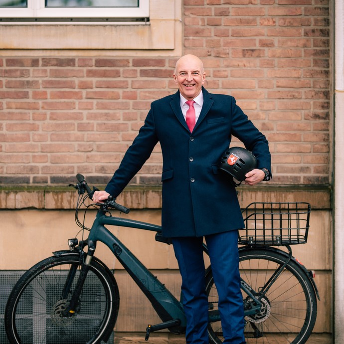 Landesdirektor Dr. Georg Lunemann steht mit seinem Fahrrad und einem Helm unterm Arm vor dem LWL-Landesgebäude. (vergrößerte Bildansicht wird geöffnet)