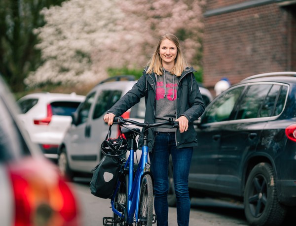 Diana Uphaus schiebt ihr Fahrrad auf der Straße.
