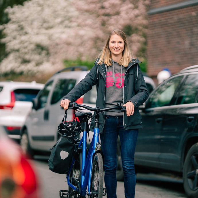 Diana Uphaus schiebt ihr Fahrrad auf der Straße. (vergrößerte Bildansicht wird geöffnet)