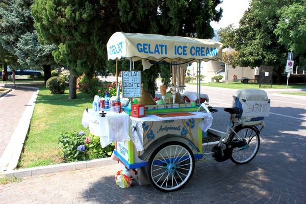 kleines Fahrrad mit Eissorten