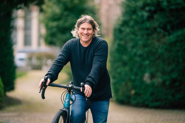 Stefan Gilles schiebt sein Fahrrad durch den Park.