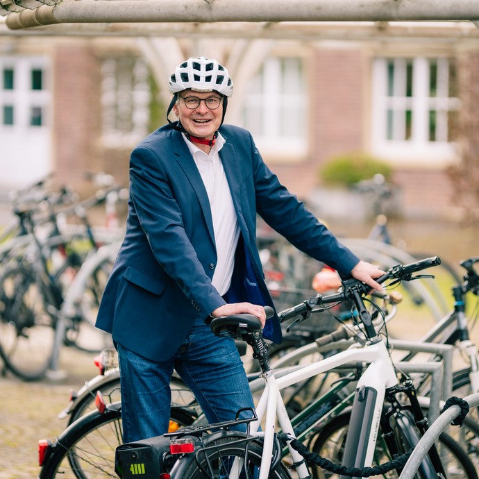 Dieter Skirde schiebt sein Fahrrad an eine Abstellanlage. (vergrößerte Bildansicht wird geöffnet)